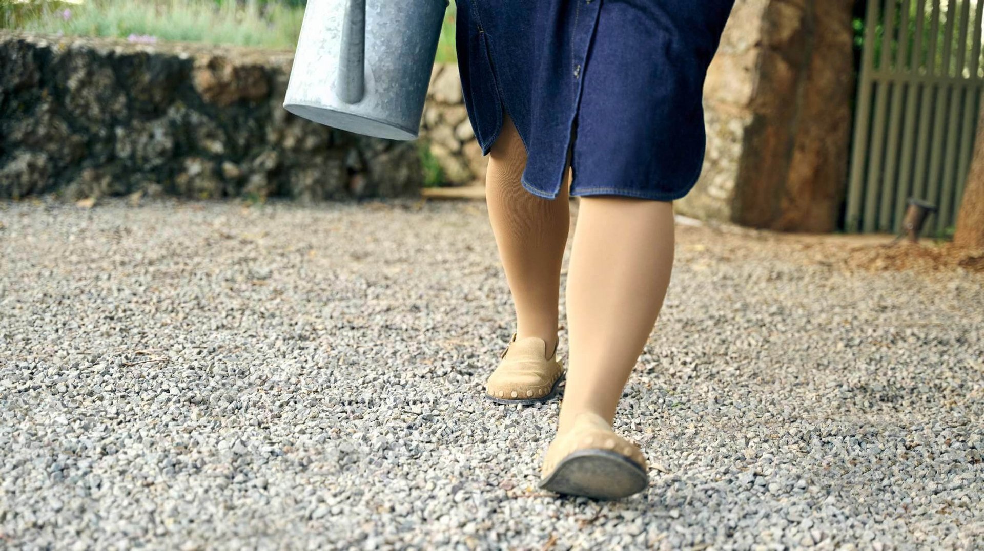 Eine Person stützt sich auf ihre Knie. Es sind nur die Beine der Person zu sehen. Die Person trägt VenoTrain impuls Kompressionsstrümpfe von Bauerfeind.