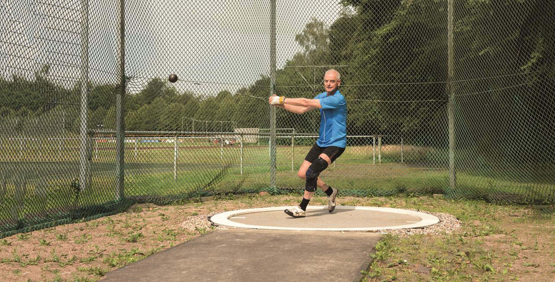 Das Bild zeigt Sportler und Arthrose-Patient Wilhelm Kraatz mit Knieorthese GenuTrain OA beim Hammerwurf.