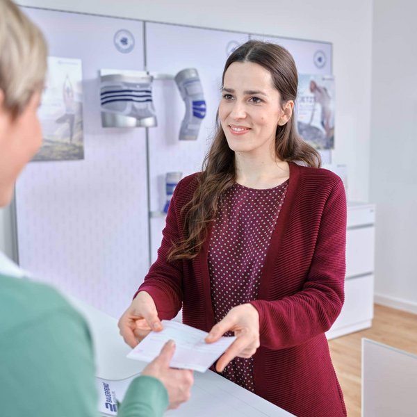 Knieschmerzen durch Gonarthrose Das Bild zeigt einen Arzt, welcher eine Patientin mit Gonarthrose in seinem Behandlungszimmer berät.