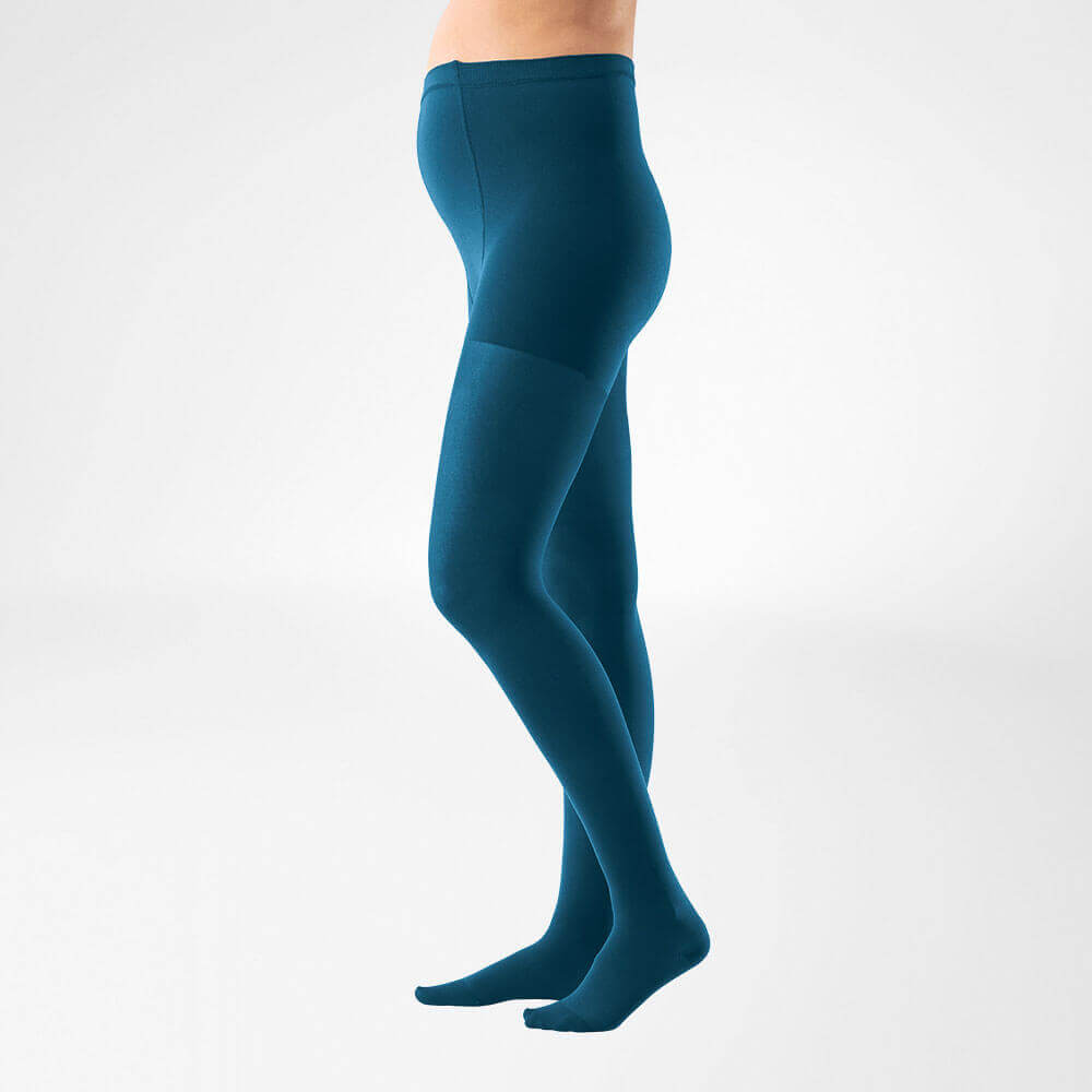 Die VenoTrain® Micro in Ocean von Bauerfeind gegen schwere Beine in der Schwangerschaft.