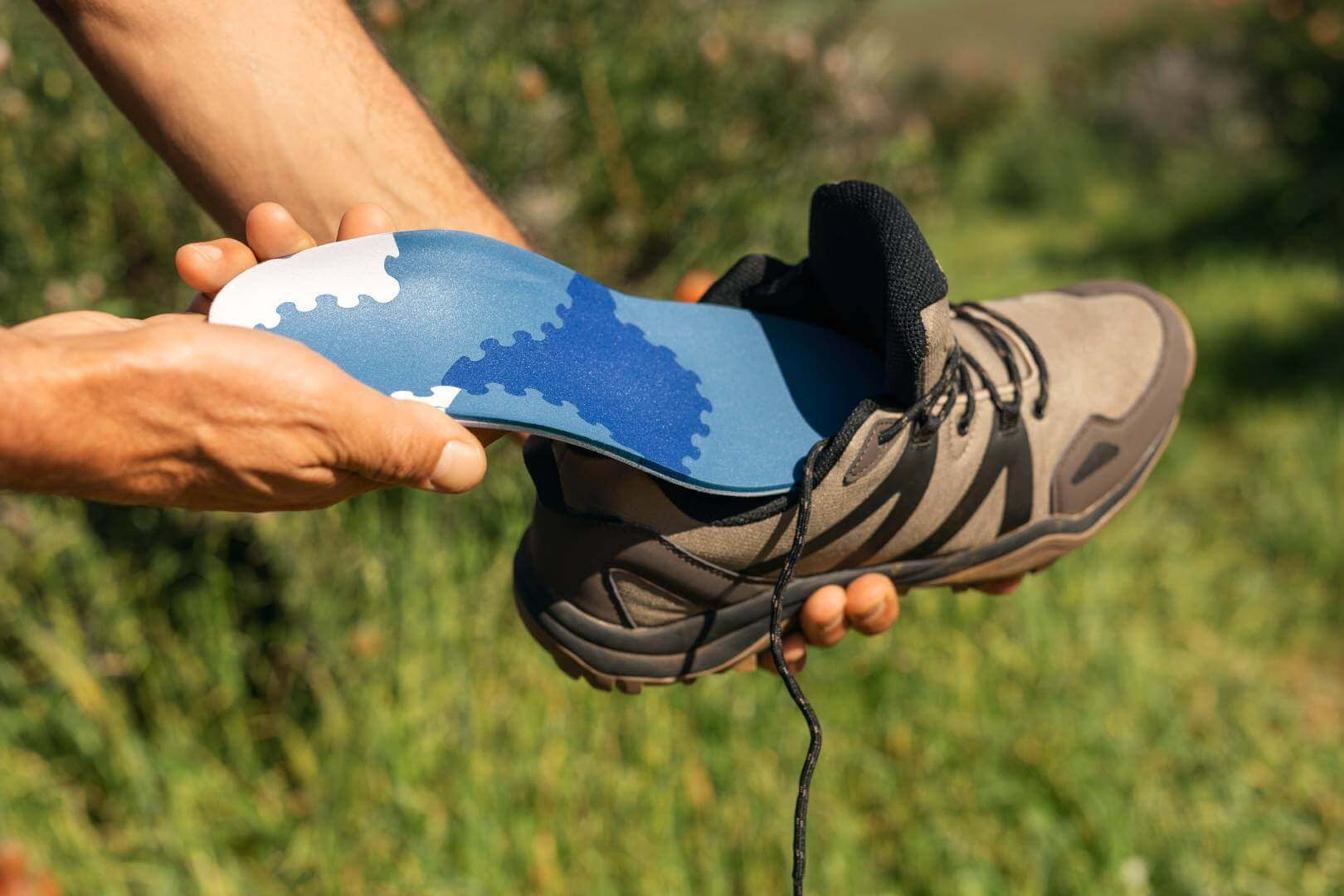 Bildausschnitt eines Wanderschuhs, der mit einer GloboTec Comfort Einlage versehen wird. Diese unterstützt die Füße beim Wandern und Nordic Walking.